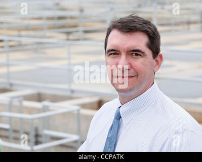 14. Oktober 2010 - West Palm Beach, FL, USA - 101410 (Lannis Waters/The Palm Beach Post) WEST PALM BEACH--Eduardo Balbis (Cq), ein West Palm Beach-Assistent Stadt Administrator bei der Stadt Wasser Pflanzen.   Balbis, Wasser-Betriebsleiter und ein College-Fußball-Schiedsrichter, ernannte Gouverneur Charlie Crist Stockfoto