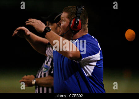 14. Oktober 2010 - St. Petersburg, FL, USA - MELISSA LYTTLE |   Times.SP 329147 LYTT FOOTBALL 3 (14. Oktober 2010 LARGO, Florida) Pinellas Park Trainer Ken Crawford beauftragt von der Seitenlinie aus während ihr Spiel gegen Clearwater High School.  [MELISSA LYTTLE, MAL] (Kredit-Bild: © St. Petersburg Times Stockfoto