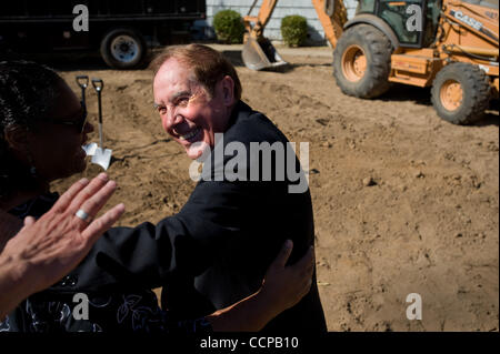 14. Oktober 2010 - ist San Francisco, Kalifornien, USA - mit der Baustelle im Hintergrund Vater Dan Madigan alle Lächeln als er Größen Menschen nach Eis soziale Spatenstich. Die Sacramento Food Bank begann als ein Lebensmittel-Schrank im Keller eines Oak Park Kirche im Jahr 1976 Stockfoto