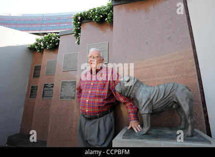 15. Oktober 2010 - Athens, GA, USA - ATHENS, GA - 15 Oktober: Frank W. Seiler, der Besitzer der das Maskottchen der University of Georgia, Uga, steht im Sanford Stadium wo sieben vorherigen Maskottchen auf Freitag, 15. Oktober 2010, in Athens, Georgia begraben sind. UGA VIII wird die '' Bulldogge Nation'' am vorgestellt Stockfoto