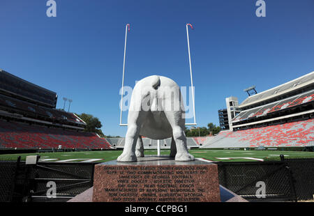 15. Oktober 2010 - Athens, GA, USA - ATHENS, GA - 15 Oktober: Ein Scupture von der University of Georgia-Maskottchen im Sanford Stadium auf Freitag, 15. Oktober 2010, in Athens, Georgia. UGA VIII wird die '' Bulldogge Nation'' am Samstag, 16. Oktober, vor dem Anpfiff der Heimkehr Spiel Agai vorgestellt Stockfoto