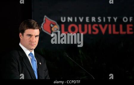 Demokratischen Senat nominierte JACK CONWAY stellt sich gegen seinen republikanischen Herausforderer während einer Kampagne Debatte an der University of Louisville Bigelow Hall. Conway ist Attorney General des Staates. Stockfoto