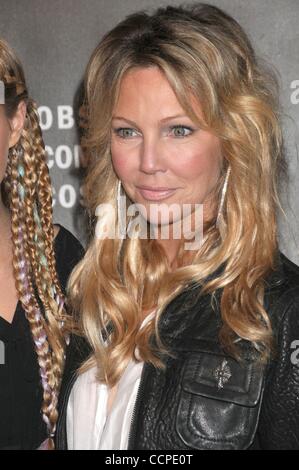 17. Oktober 2010 - Los Angeles, Kalifornien, USA - 17. Oktober 2010 - Los Angeles, Kalifornien, USA - Schauspielerin HEATHER LOCKLEAR auf WTB Frühjahr 2011 Fashion Show bei Fashion Wochenende Sunset Gower Studios, Hollywood. (Kredit-Bild: © Paul Fenton/ZUMApress.com) Stockfoto