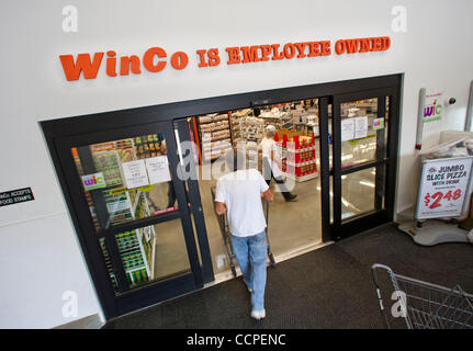 17. Oktober 2010 tritt - Hemet, Kalifornien, USA - A Shopper Masse produzieren WinCo Speicher in Hemet. WinCo Foods ist ein Mitarbeiter Supermarkt-Unternehmen mit Sitz in Boise, Idaho. Name des Unternehmens wurde durch die Mitarbeiter in den Filialen und Distributionszentren in einem Wettbewerb beschlossen, benennen die Stockfoto