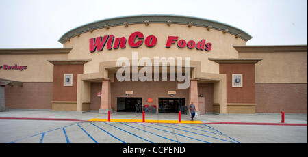 17. Oktober 2010 - Hemet, Kalifornien, USA - A Shopper verlässt Masse produzieren WinCo Speicher in Hemet. WinCo Foods ist ein Mitarbeiter Supermarkt-Unternehmen mit Sitz in Boise, Idaho. Name des Unternehmens wurde durch die Mitarbeiter in den Filialen und Distributionszentren in einem Wettbewerb beschlossen, benennen die Stockfoto