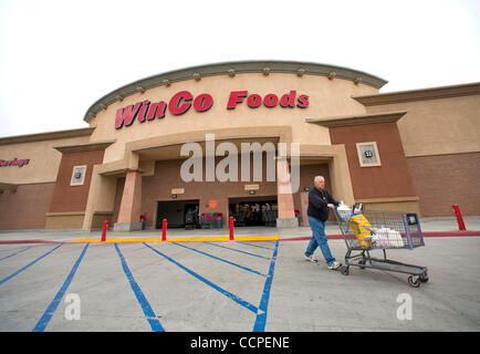 17. Oktober 2010 - Hemet, Kalifornien, USA - A Shopper verlässt Masse produzieren WinCo Speicher in Hemet. WinCo Foods ist ein Mitarbeiter Supermarkt-Unternehmen mit Sitz in Boise, Idaho. Name des Unternehmens wurde durch die Mitarbeiter in den Filialen und Distributionszentren in einem Wettbewerb beschlossen, benennen die Stockfoto