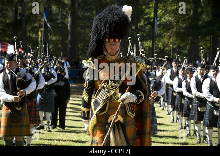 18. Oktober 2010 - Stone Mountain, GA, USA - Klänge, Geschmack und Kultur von Schottland füllen die Luft jedes Jahr im Oktober in den Stone Mountain Park östlich von Atlanta, GA. Zehntausende von Schotten und nicht-Schotten zieht es in die Spiele im gesamten Südosten vermischen sich mit Clans, Uhrenarmband Rohr ein Stockfoto