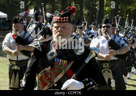18. Oktober 2010 - Stone Mountain, GA, USA - Klänge, Geschmack und Kultur von Schottland füllen die Luft jedes Jahr im Oktober in den Stone Mountain Park östlich von Atlanta, GA. Zehntausende von Schotten und nicht-Schotten zieht es in die Spiele im gesamten Südosten vermischen sich mit Clans, Uhrenarmband Rohr ein Stockfoto