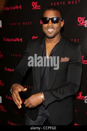 18. Oktober 2010 - Los Angeles, Kalifornien, USA - Kanye West.Los Angeles-Premiere von "RUNAWAY" abgehaltenen Harmony Gold Vorschau House. Los Angeles 18.10.2010. K66584TL (Kredit-Bild: © TLeopold/Globe Photos/ZUMApress.com) Stockfoto