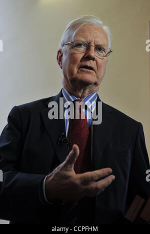 James Mirrlees, schottische Ökonom und Gewinner des 1996 Denkmal Nobelpreis für Wirtschaftswissenschaften beim Treffen mit Schülern des St. Petersburg State University of Economics and Finance. Stockfoto