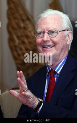 James Mirrlees, schottische Ökonom und Gewinner des 1996 Denkmal Nobelpreis für Wirtschaftswissenschaften beim Treffen mit Schülern des St. Petersburg State University of Economics and Finance. Stockfoto