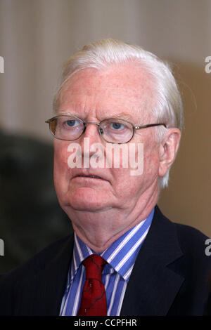 James Mirrlees, schottische Ökonom und Gewinner des 1996 Denkmal Nobelpreis für Wirtschaftswissenschaften beim Treffen mit Schülern des St. Petersburg State University of Economics and Finance. Stockfoto