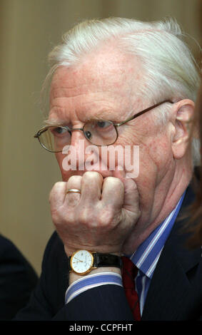 James Mirrlees, schottische Ökonom und Gewinner des 1996 Denkmal Nobelpreis für Wirtschaftswissenschaften beim Treffen mit Schülern des St. Petersburg State University of Economics and Finance. Stockfoto