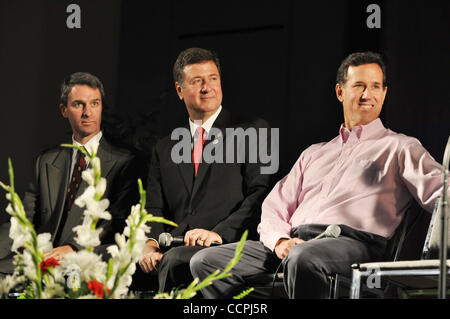 9. Oktober 2010 - Richmond, VA - USA Fox News Beitrag RICK SANTORUM, letzten Gouverneur von Virginia GEORGE ALLEN und Virginia Generalstaatsanwalt KEN CUCCINELLI eine nationale Politikforum teilnehmen auf der Virginia Tea Party Convention statt im Convention Center der Richmond in Richmond.  Das Übereinkommen ist Stockfoto