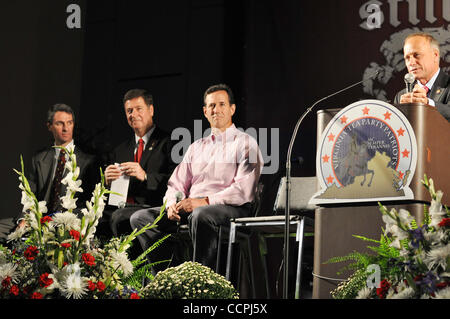 9. Oktober 2010 - Richmond, VA - USA Iowa Congressman STEVE KING, Berater für Fox News RICK SANTORUM, letzten Gouverneur von Virginia GEORGE ALLEN und Virginia Generalstaatsanwalt KEN CUCCINELLI beteiligen sich an einem nationalen Forum auf der Virginia Tea Party Convention statt im Richmond Convention Center in R Stockfoto