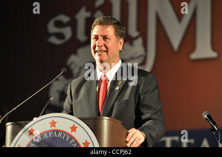 9. Oktober 2010 - Richmond, VA - USA Past Governor des Virginia GEORGE ALLEN nimmt Teil an einem nationalen Forum auf der Virginia Tea Party Convention statt im Convention Center der Richmond in Richmond.  Das Übereinkommen ist die größte organisierte Tea-Party-Veranstaltung bisher in der Nation. (Copyright Tina Fult Stockfoto