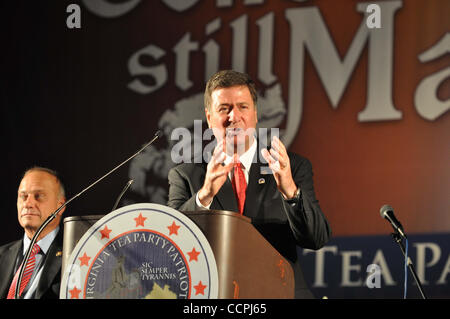 9. Oktober 2010 - Teilnahme Richmond, VA - USA Pas Gouverneur von Virginia GEORGE ALLEN, an einem nationalen Forum auf der Virginia Tea Party Convention statt im Convention Center der Richmond in Richmond.  Das Übereinkommen ist die größte organisierte Tea-Party-Veranstaltung bisher in der Nation. (Copyright Tina Fult Stockfoto