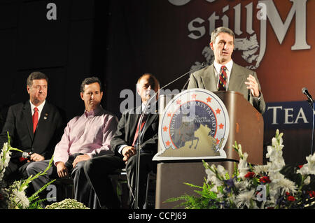 9. Oktober 2010 - Richmond, VA - USA Iowa Congressman STEVE KING, Berater für Fox News RICK SANTORUM, letzten Gouverneur von Virginia GEORGE ALLEN und Virginia Generalstaatsanwalt KEN CUCCINELLI beteiligen sich an einem nationalen Forum auf der Virginia Tea Party Convention statt im Richmond Convention Center in R Stockfoto