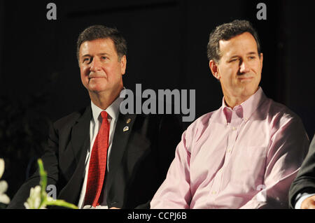 9. Oktober 2010 - Richmond, VA - USA Fox News Beitrag RICK SANTORUM, past Governor von Virginia GEORGE ALLEN, eine nationale Politikforum teilnehmen auf der Virginia Tea Party Convention statt im Convention Center der Richmond in Richmond.  Das Übereinkommen ist die größte organisierte Tea-Party-Event so f Stockfoto