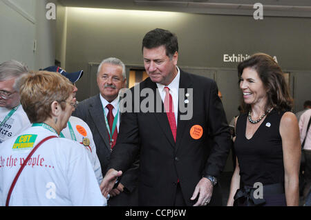 9. Oktober 2010 - Richmond, VA - USA Ex-Gouverneur von Virginia, GEORGE ALLEN und seine Frau SUSAN Grüße Teilnehmer auf der Virginia Tea Party Convention statt im Convention Center der Richmond in Richmond.  Das Übereinkommen ist die größte organisierte Tea-Party-Veranstaltung bisher in der Nation. (Copyright Tina Fultz/ZU Stockfoto