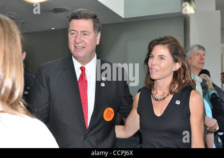 9. Oktober 2010 - Richmond, VA - USA Ex Virginia Governor, GEORGE ALLEN und seine Frau SUSAN Grüße Teilnehmer auf der Virginia Tea Party Convention statt im Convention Center der Richmond in Richmond.  Das Übereinkommen ist die größte organisierte Tea-Party-Veranstaltung bisher in der Nation. (Copyright Tina Fultz/ZUMA Stockfoto