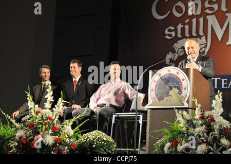 9. Oktober 2010 - Richmond, VA - USA Iowa Congressman STEVE KING, Berater für Fox News RICK SANTORUM, letzten Gouverneur von Virginia GEORGE ALLEN und Virginia Generalstaatsanwalt KEN CUCCINELLI beteiligen sich an einem nationalen Forum auf der Virginia Tea Party Convention statt im Richmond Convention Center in R Stockfoto