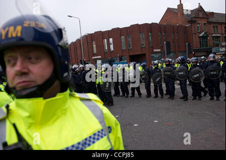 9. Oktober 2010 - Leicester, England, Vereinigtes Königreich - eine Phalanx von Polizisten, Nummerierung von mehr als 1.400, ausgestattet mit Riot Gear und Sicherheit Hunde, eine Kundgebung von 1.000 Mitglieder der English Defence League (EDL) unter Kontrolle in Leicester, England am 9. Oktober 2010 gehalten. Ziegel und Rauchbomben waren thr Stockfoto