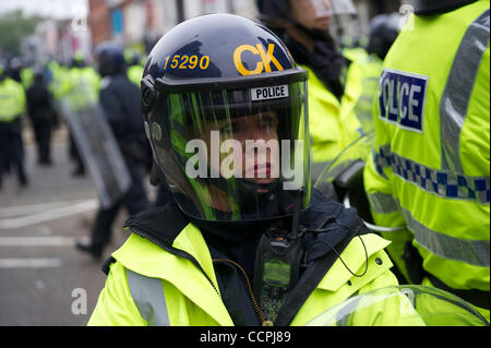 9. Oktober 2010 - Leicester, England, Vereinigtes Königreich - eine Phalanx von Polizisten, Nummerierung von mehr als 1.400, ausgestattet mit Riot Gear und Sicherheit Hunde, eine Kundgebung von 1.000 Mitglieder der English Defence League (EDL) unter Kontrolle in Leicester, England am 9. Oktober 2010 gehalten. Ziegel und Rauchbomben waren thr Stockfoto