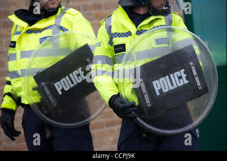 9. Oktober 2010 - Leicester, England, Vereinigtes Königreich - eine Phalanx von Polizisten, Nummerierung von mehr als 1.400, ausgestattet mit Riot Gear und Sicherheit Hunde, eine Kundgebung von 1.000 Mitglieder der English Defence League (EDL) unter Kontrolle in Leicester, England am 9. Oktober 2010 gehalten. Ziegel und Rauchbomben waren thr Stockfoto