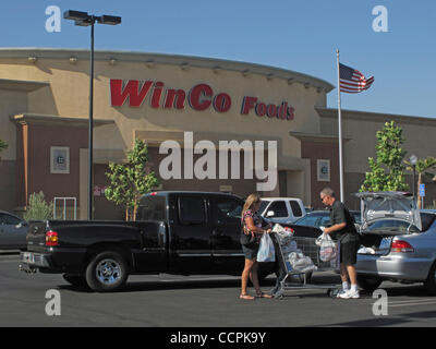 10. Oktober 2010 - Hemet, Kalifornien, USA - Shopper kaufen Lebensmittel in WinCo. WinCo Foods ist ein Supermarkt im Besitz der Mitarbeiter-Unternehmen mit Sitz in Boise, Idaho. Name des Unternehmens wurde durch die Mitarbeiter in den Filialen und Distributionszentren in einem Wettbewerb entschieden, Umbenennung des Unternehmens, Abrechnung Stockfoto