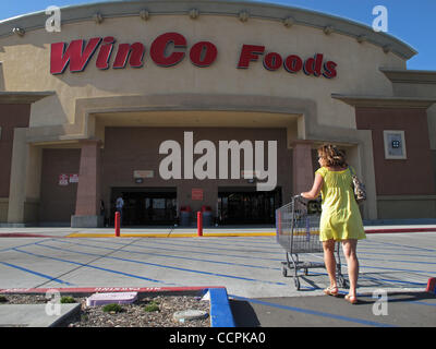 10. Oktober 2010 - Hemet, Kalifornien, USA - Shopper kaufen Lebensmittel in WinCo. WinCo Foods ist ein Supermarkt im Besitz der Mitarbeiter-Unternehmen mit Sitz in Boise, Idaho. Name des Unternehmens wurde durch die Mitarbeiter in den Filialen und Distributionszentren in einem Wettbewerb entschieden, Umbenennung des Unternehmens, Abrechnung Stockfoto