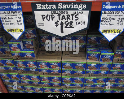 10. Oktober 2010 - Hemet, Kalifornien, USA - Masse produzieren Kellogs Pop Tarts in WinCo. WinCo Foods ist ein Supermarkt im Besitz der Mitarbeiter-Unternehmen mit Sitz in Boise, Idaho. Der Name der Firma wurde durch die Mitarbeiter in den Filialen und Distributionszentren in einem Wettbewerb Umbenennung des Unternehmens entschieden s Stockfoto