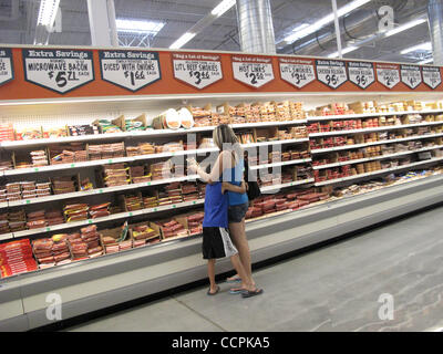 10. Oktober 2010 - Hemet, Kalifornien, USA - Shopper kaufen Lebensmittel in WinCo. WinCo Foods ist ein Supermarkt im Besitz der Mitarbeiter-Unternehmen mit Sitz in Boise, Idaho. Name des Unternehmens wurde durch die Mitarbeiter in den Filialen und Distributionszentren in einem Wettbewerb entschieden, Umbenennung des Unternehmens, Abrechnung Stockfoto