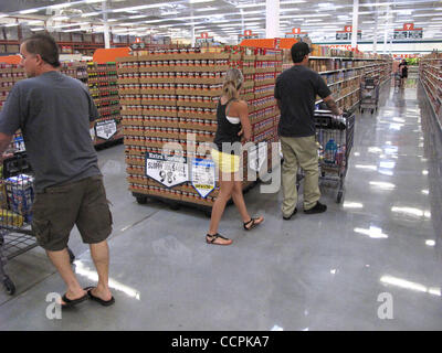 10. Oktober 2010 - Hemet, Kalifornien, USA - Shopper kaufen Lebensmittel in WinCo. WinCo Foods ist ein Supermarkt im Besitz der Mitarbeiter-Unternehmen mit Sitz in Boise, Idaho. Name des Unternehmens wurde durch die Mitarbeiter in den Filialen und Distributionszentren in einem Wettbewerb entschieden, Umbenennung des Unternehmens, Abrechnung Stockfoto