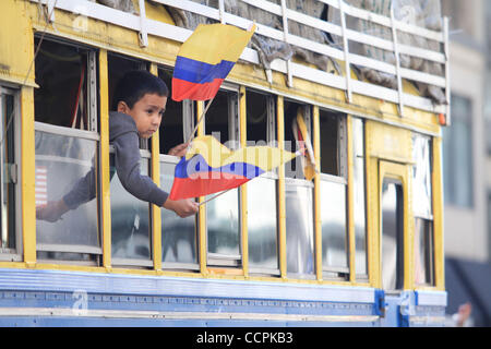 Parade-Besucher genießen die hispanischen Day Parade entlang der Fifth Avenue in Manhattan. Bildnachweis: Mariela Lombard/ZUMA Press. Stockfoto