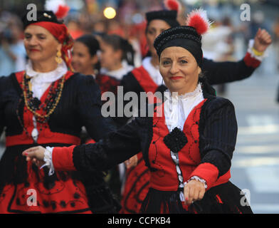 Parade-Besucher genießen die hispanischen Day Parade entlang der Fifth Avenue in Manhattan. Bildnachweis: Mariela Lombard/ZUMA Press. Stockfoto