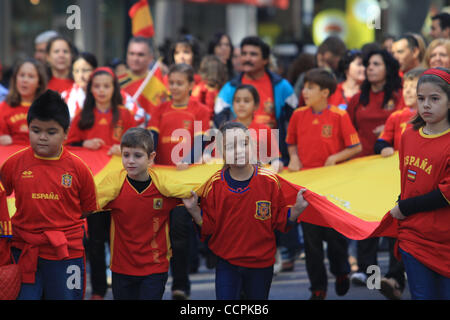 Parade-Besucher genießen die hispanischen Day Parade entlang der Fifth Avenue in Manhattan. Bildnachweis: Mariela Lombard/ZUMA Press. Stockfoto