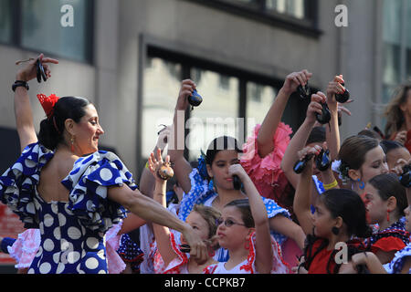 Parade-Besucher genießen die hispanischen Day Parade entlang der Fifth Avenue in Manhattan. Bildnachweis: Mariela Lombard/ZUMA Press. Stockfoto