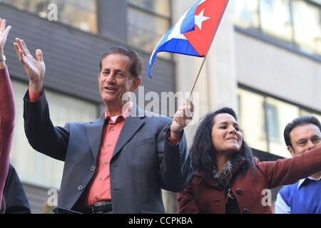 Univision 41 Reporter Rolman Vergara. Parade-Besucher genießen die hispanischen Day Parade entlang der Fifth Avenue in Manhattan. Bildnachweis: Mariela Lombard/ZUMA Press. Stockfoto