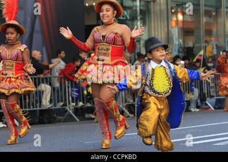 Parade-Besucher genießen die hispanischen Day Parade entlang der Fifth Avenue in Manhattan. Bildnachweis: Mariela Lombard/ZUMA Press. Stockfoto