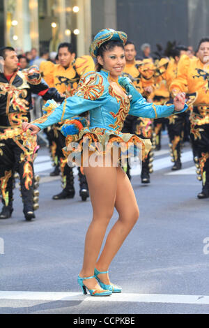 Parade-Besucher genießen die hispanischen Day Parade entlang der Fifth Avenue in Manhattan. Bildnachweis: Mariela Lombard/ZUMA Press. Stockfoto