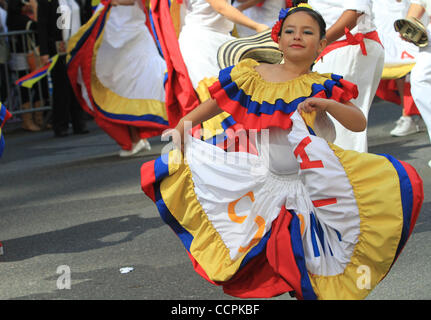 Parade-Besucher genießen die hispanischen Day Parade entlang der Fifth Avenue in Manhattan. Bildnachweis: Mariela Lombard/ZUMA Press. Stockfoto