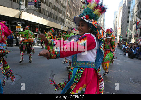 Parade-Besucher genießen die hispanischen Day Parade entlang der Fifth Avenue in Manhattan. Bildnachweis: Mariela Lombard/ZUMA Press. Stockfoto