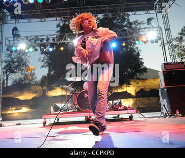 10. Oktober 2010 - Austin, Texas; USA - führt Sänger MATTHEW SHULTZ Cage the Elephant-Band live im Rahmen der 2010 Austin City Limits Music Festival, das im Zilker Park in der Innenstadt von Austin stattfand.  Copyright 2010 Jason Moore. (Kredit-Bild: © Jason Moore/ZUMAPRESS.com) Stockfoto