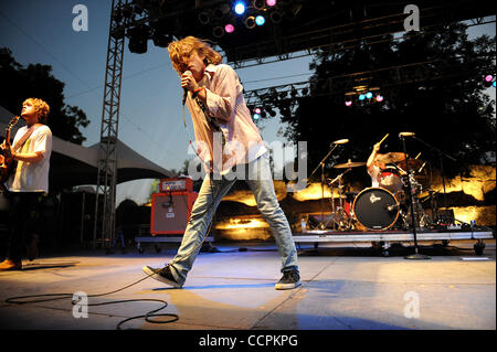 10. Oktober 2010 - Austin, Texas; USA - führt Sänger MATTHEW SHULTZ Cage the Elephant-Band live im Rahmen der 2010 Austin City Limits Music Festival, das im Zilker Park in der Innenstadt von Austin stattfand.  Copyright 2010 Jason Moore. (Kredit-Bild: © Jason Moore/ZUMAPRESS.com) Stockfoto