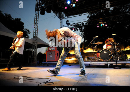 10. Oktober 2010 - Austin, Texas; USA - führt Sänger MATTHEW SHULTZ Cage the Elephant-Band live im Rahmen der 2010 Austin City Limits Music Festival, das im Zilker Park in der Innenstadt von Austin stattfand.  Copyright 2010 Jason Moore. (Kredit-Bild: © Jason Moore/ZUMAPRESS.com) Stockfoto