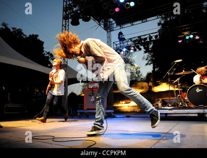 10. Oktober 2010 - Austin, Texas; USA - führt Sänger MATTHEW SHULTZ Cage the Elephant-Band live im Rahmen der 2010 Austin City Limits Music Festival, das im Zilker Park in der Innenstadt von Austin stattfand.  Copyright 2010 Jason Moore. (Kredit-Bild: © Jason Moore/ZUMAPRESS.com) Stockfoto