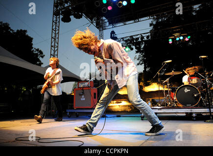 10. Oktober 2010 - Austin, Texas; USA - führt Sänger MATTHEW SHULTZ Cage the Elephant-Band live im Rahmen der 2010 Austin City Limits Music Festival, das im Zilker Park in der Innenstadt von Austin stattfand.  Copyright 2010 Jason Moore. (Kredit-Bild: © Jason Moore/ZUMAPRESS.com) Stockfoto