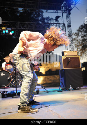 10. Oktober 2010 - Austin, Texas; USA - führt Sänger MATTHEW SHULTZ Cage the Elephant-Band live im Rahmen der 2010 Austin City Limits Music Festival, das im Zilker Park in der Innenstadt von Austin stattfand.  Copyright 2010 Jason Moore. (Kredit-Bild: © Jason Moore/ZUMAPRESS.com) Stockfoto