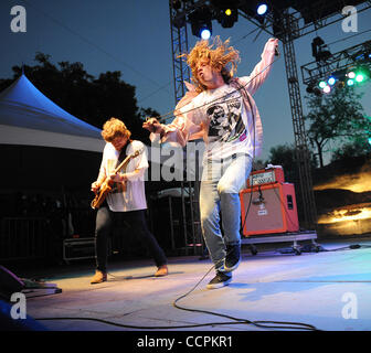 10. Oktober 2010 - Austin, Texas; USA - führt Sänger MATTHEW SHULTZ Cage the Elephant-Band live im Rahmen der 2010 Austin City Limits Music Festival, das im Zilker Park in der Innenstadt von Austin stattfand.  Copyright 2010 Jason Moore. (Kredit-Bild: © Jason Moore/ZUMAPRESS.com) Stockfoto